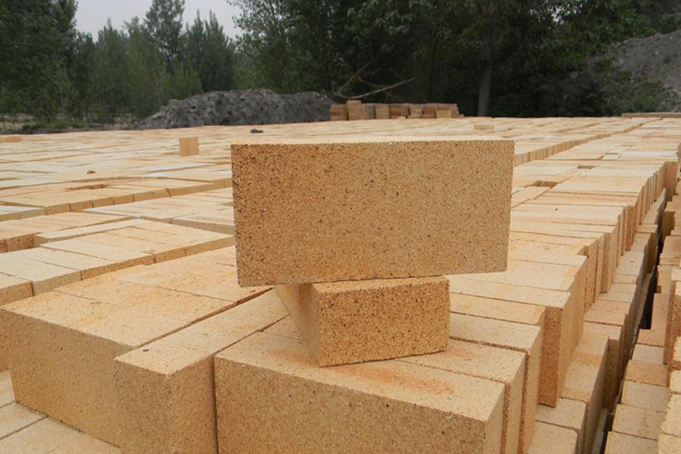 High alumina brick